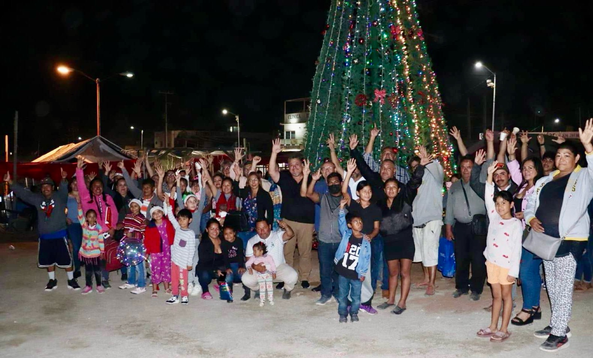 Encendido de árbol navideño en Tianguis Las Palmas de CSL