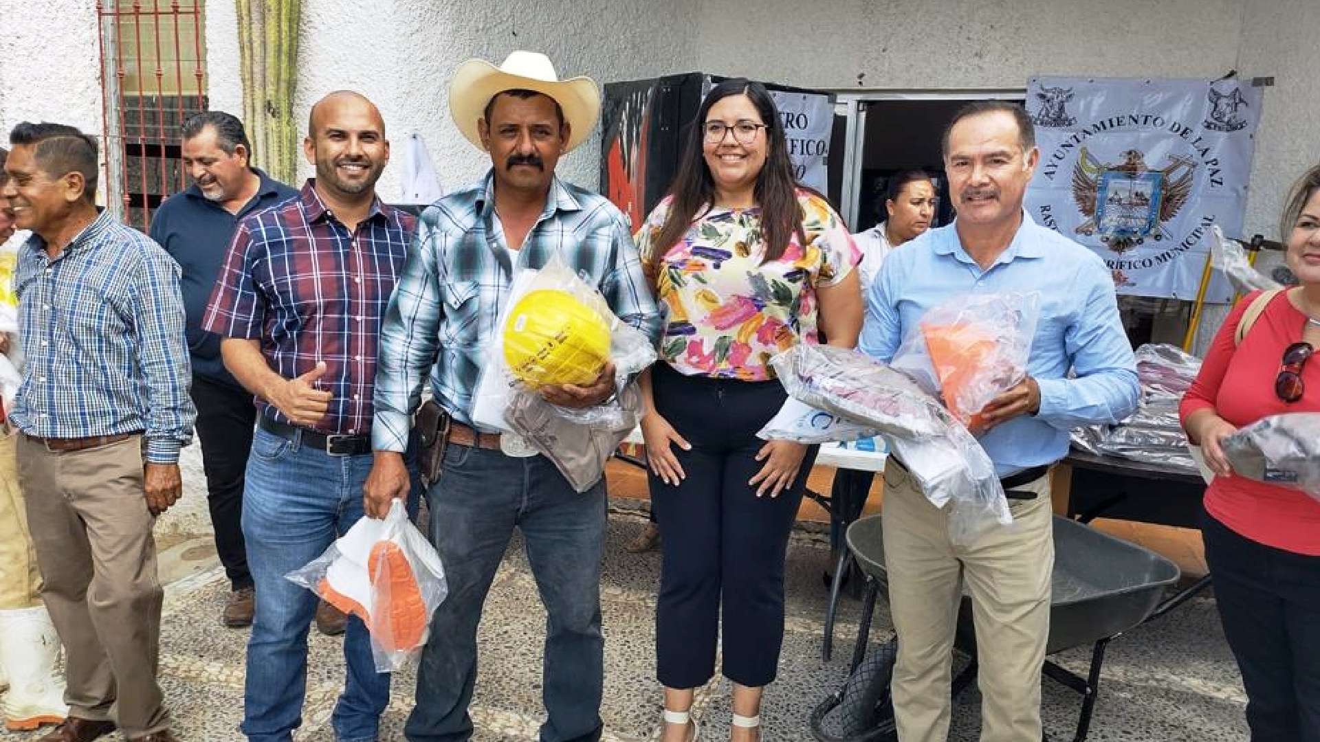 Entregan uniformes y material operativo a personal del rastro de La Paz