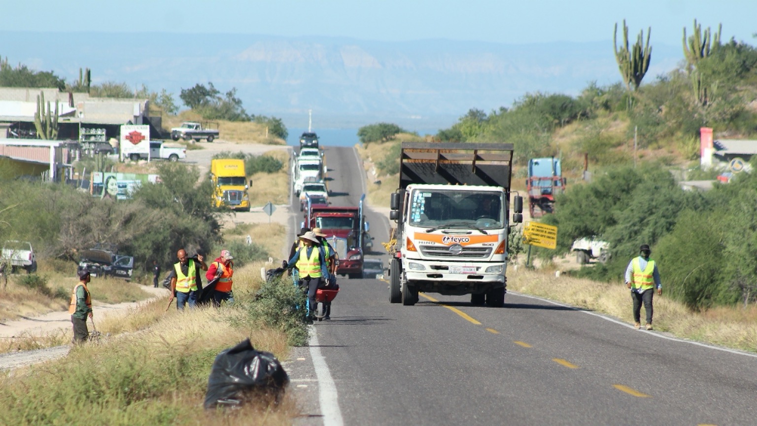 Realiza Servicios Públicos trabajos de limpieza tipo pepena en carreteras