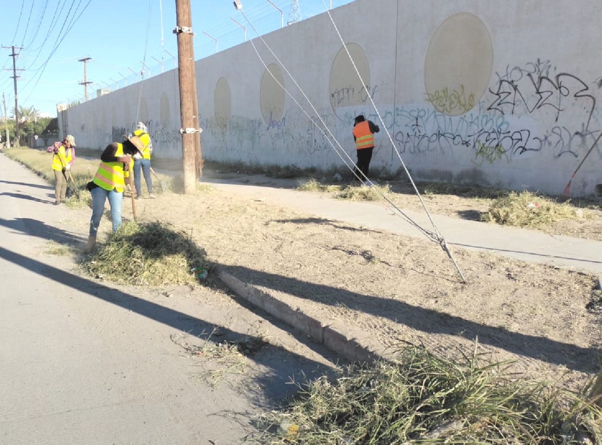 Lleva a cabo Servicios Públicos limpieza panteones municipales