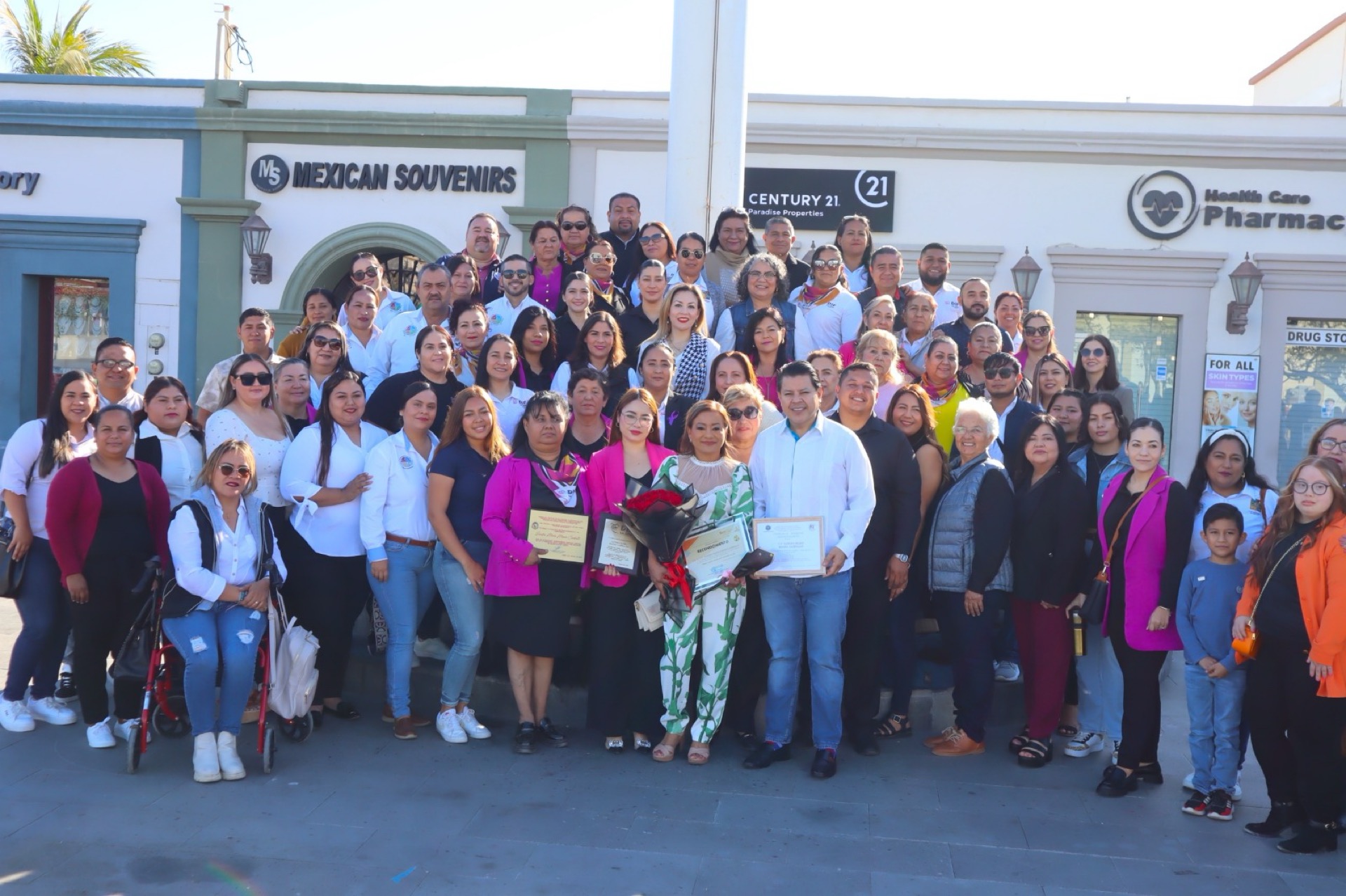 Entregan reconocimiento a Sandra María Manzo Carballo, por sus 31 años de servicio en el municipio de Los Cabos