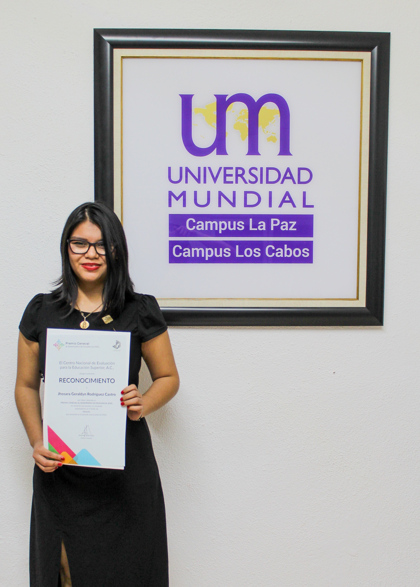 Egresada de la Universidad Mundial Recibe Premio por Excelencia en el Examen EGEL
