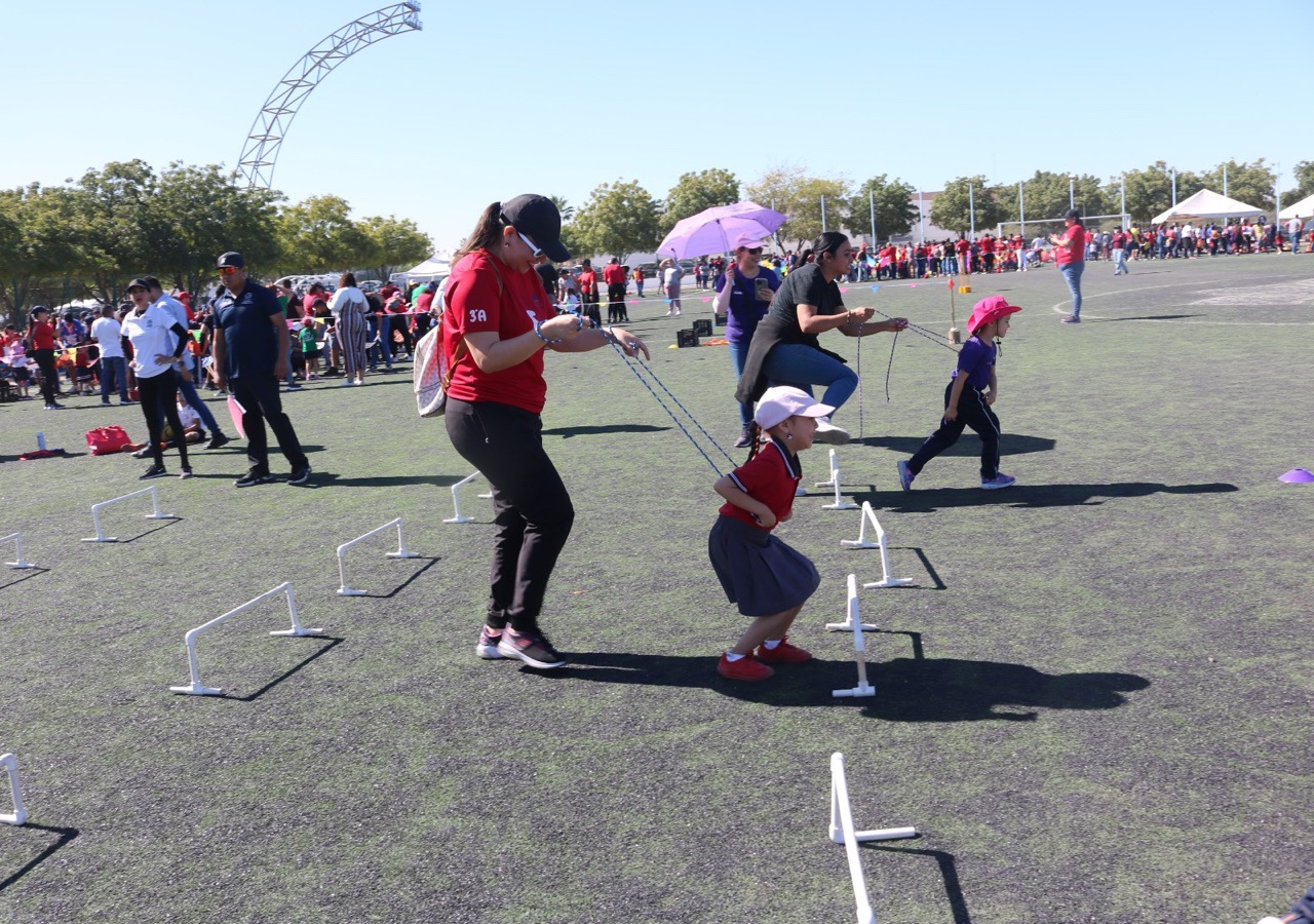 PARTICIPAN ALUMNOS Y PADRES DE FAMILIA EN CONVIVENCIA DE PREESCOLAR