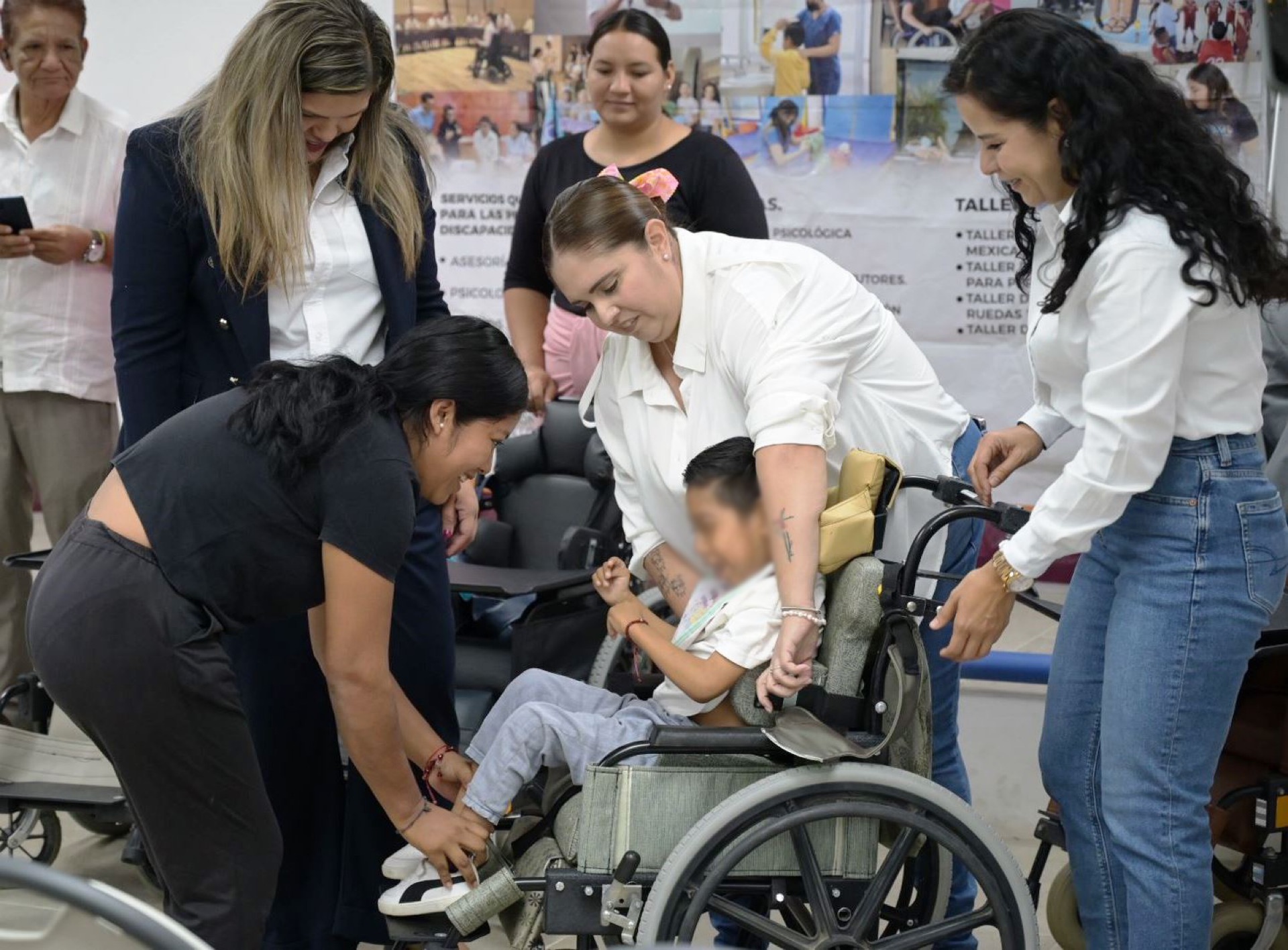 Entrega IMDIS Los Cabos sillas de ruedas para personas con parálisis cerebral infantil