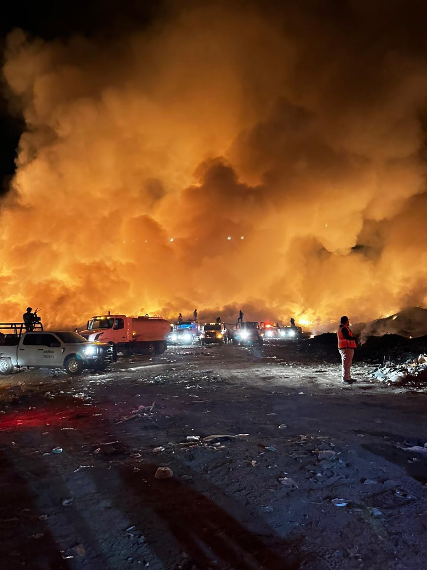 Sofocan Bomberos y Protección Civil de Los Cabos, incendio en relleno sanitario de Palo Escopeta en San José del Cabo
