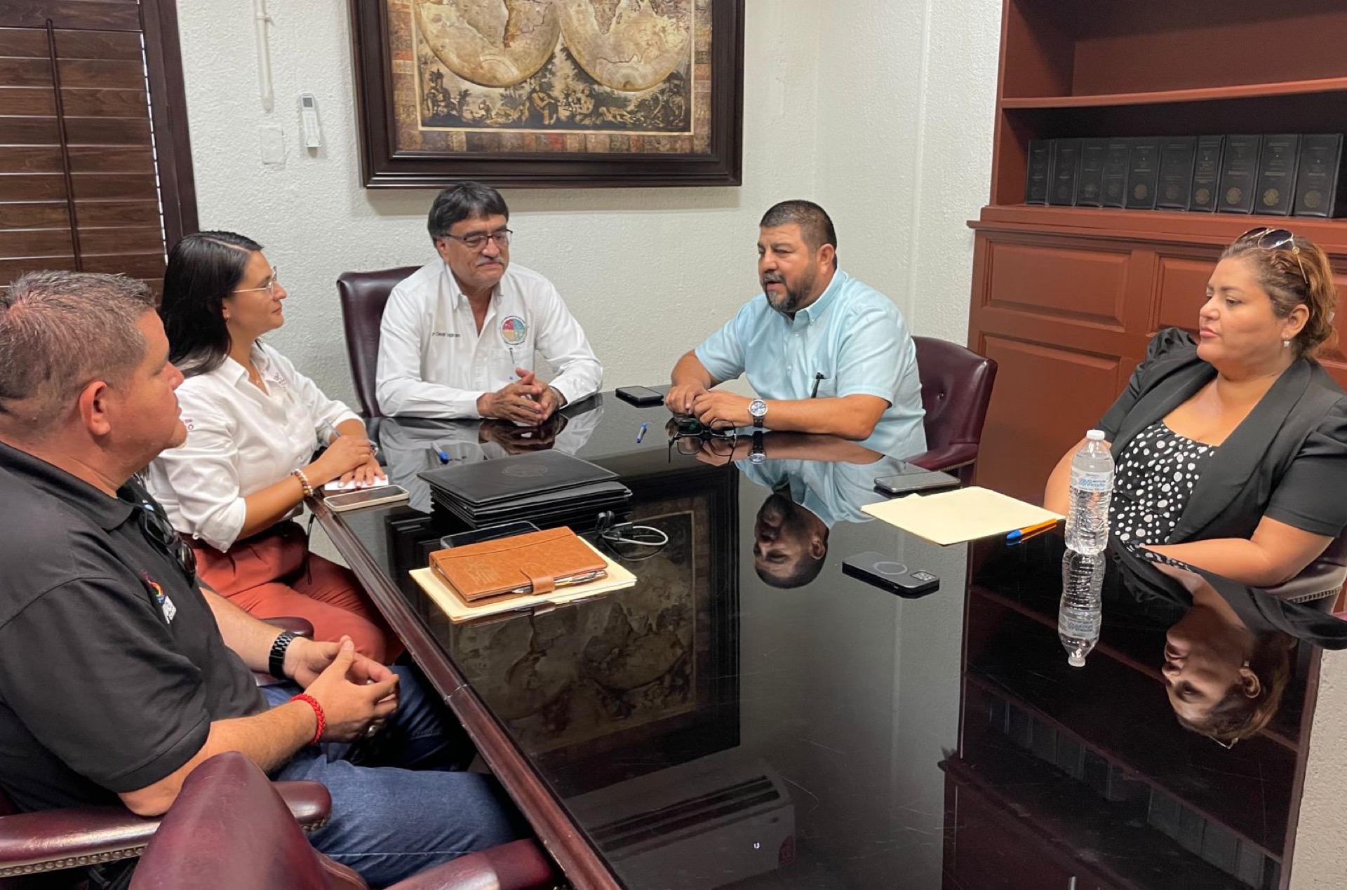 Signa Óscar Leggs Castro acta de entrega de la obra de renovación del Centro Deportivo y Plaza Pública “La Chatarrera”