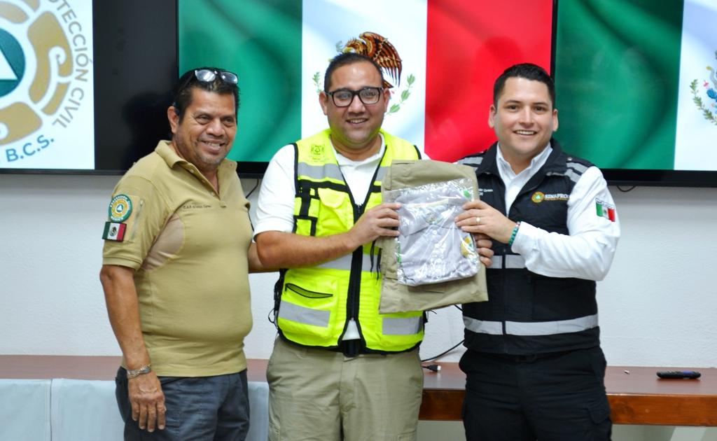 Entregan uniformes a personal de atención prehospitalaria de Protección Civil Municipal