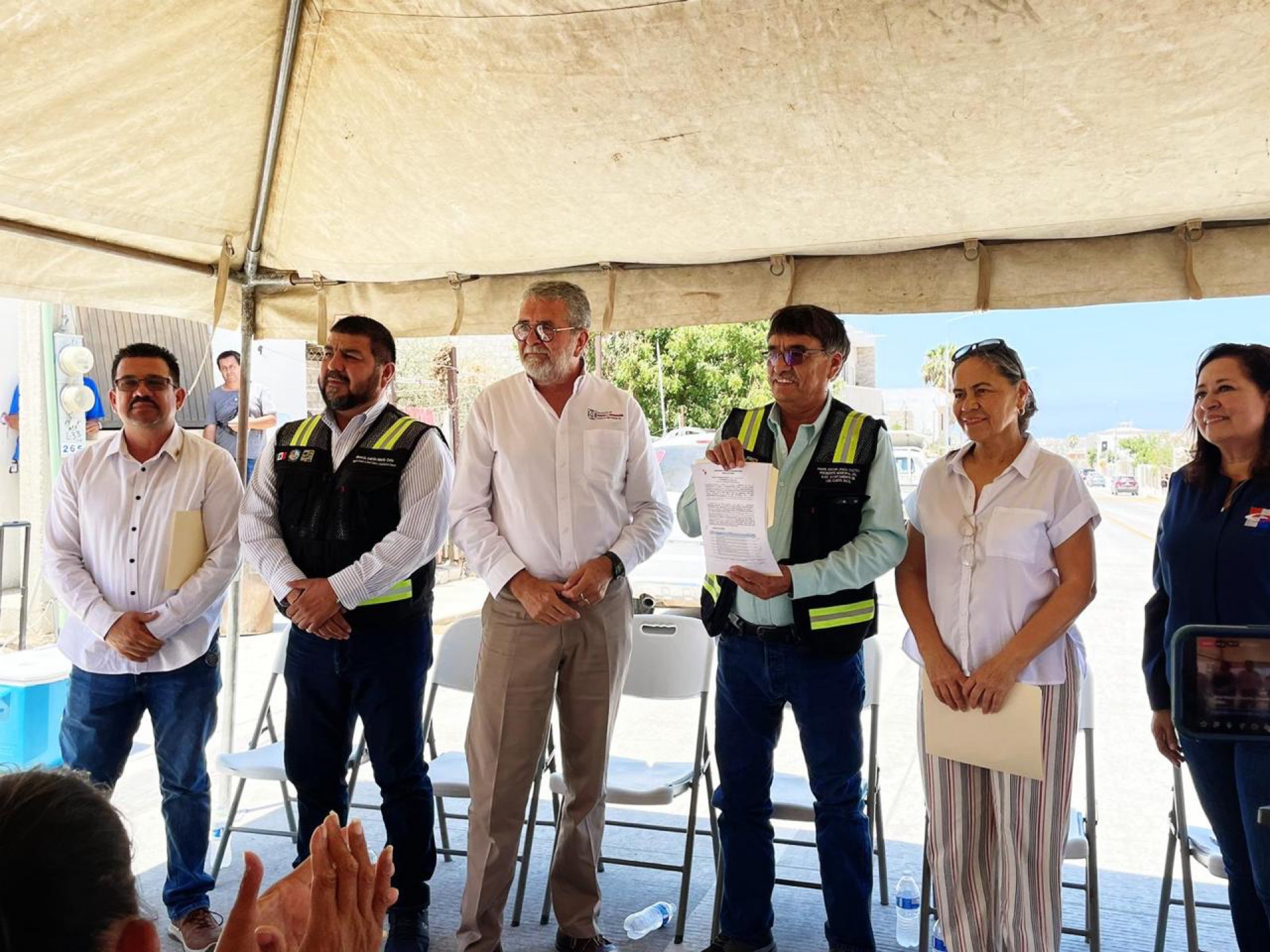 Inaugura Óscar Leggs Castro calle Paseo Los Cabos, en colonia Los Cangrejos de CSL