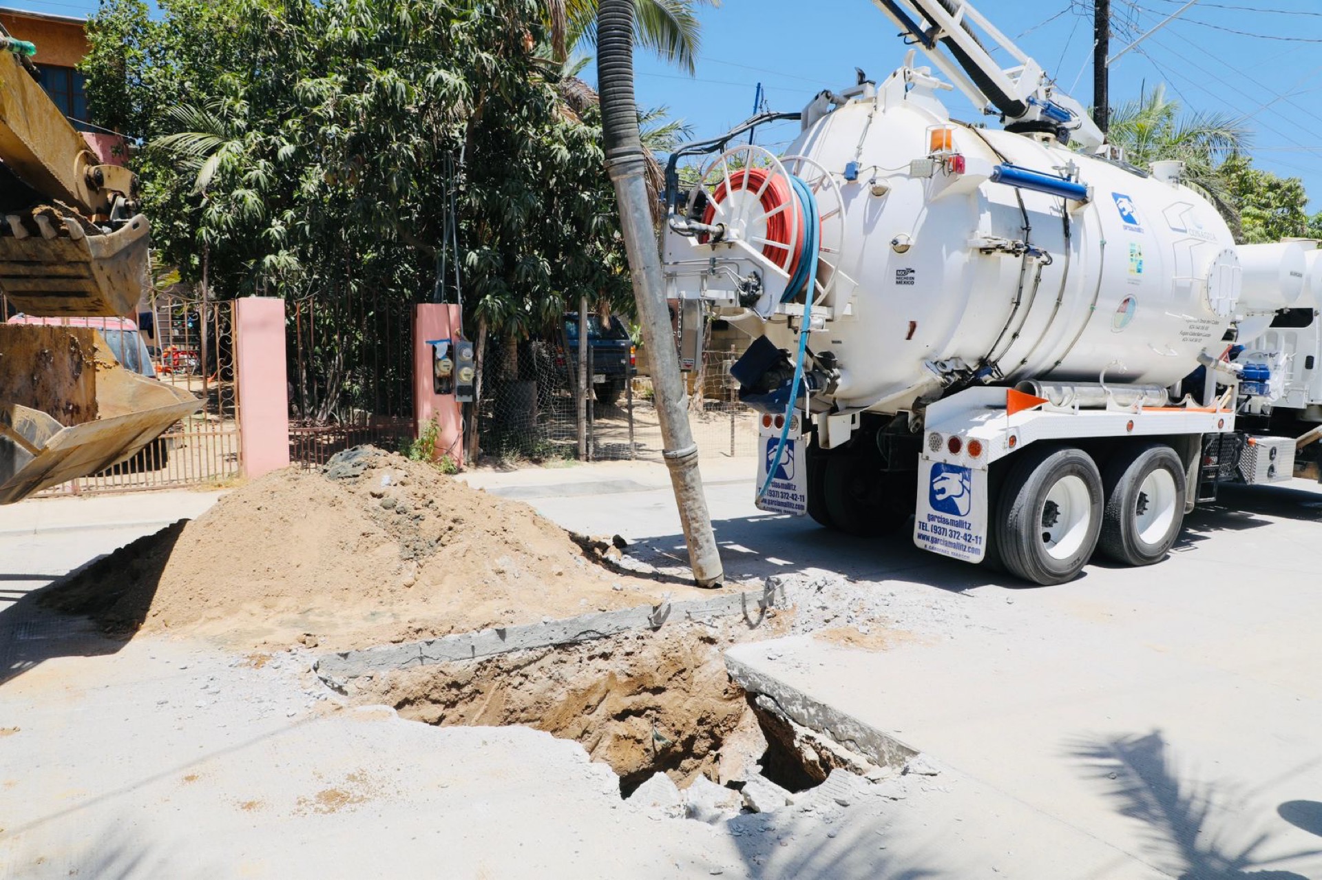 Repara Oomsapas Los Cabos tubería colapsado en la calle Soñidaridad, en la colonia Santa Rosa en San José del Cabo