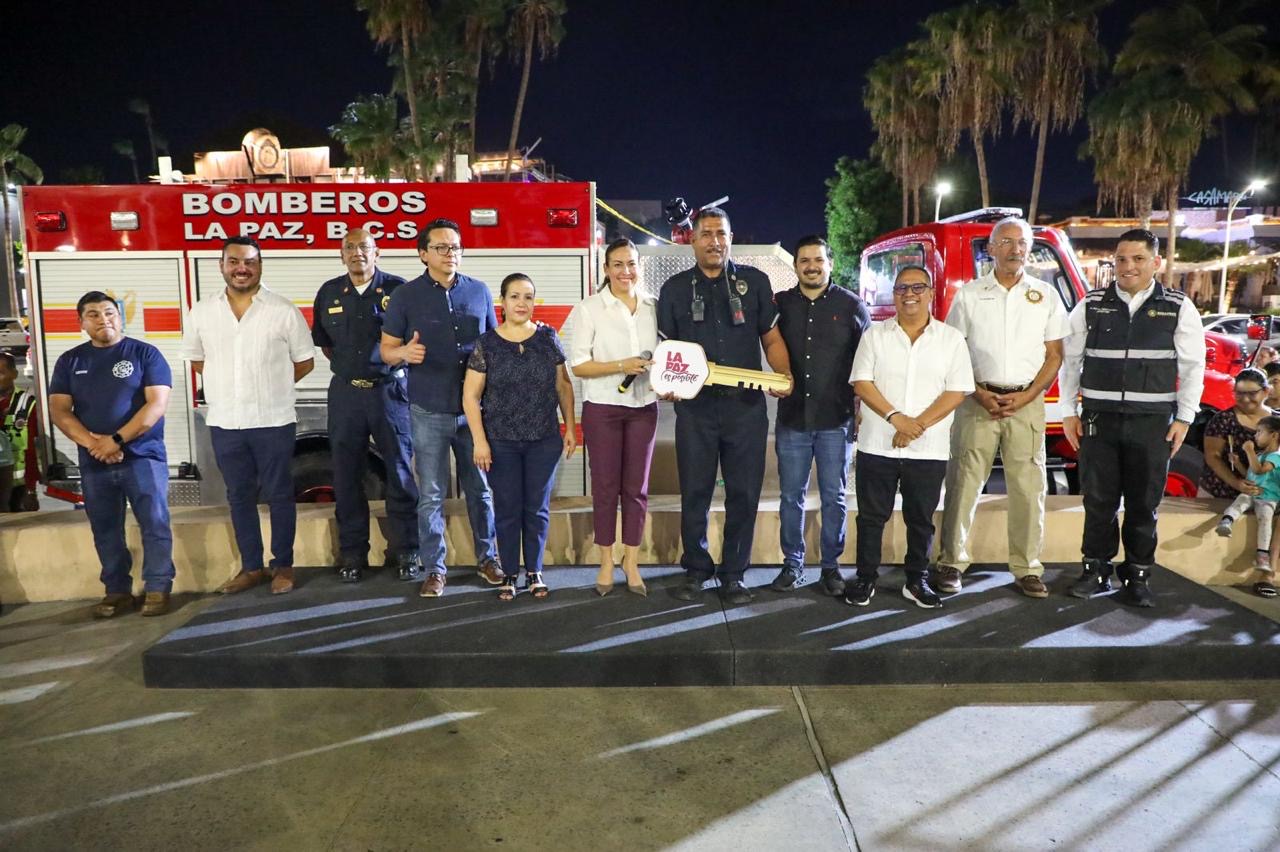 Reciben Bomberos de La Paz un vehículo extintor totalmente nuevo, después de 65 años de rezago