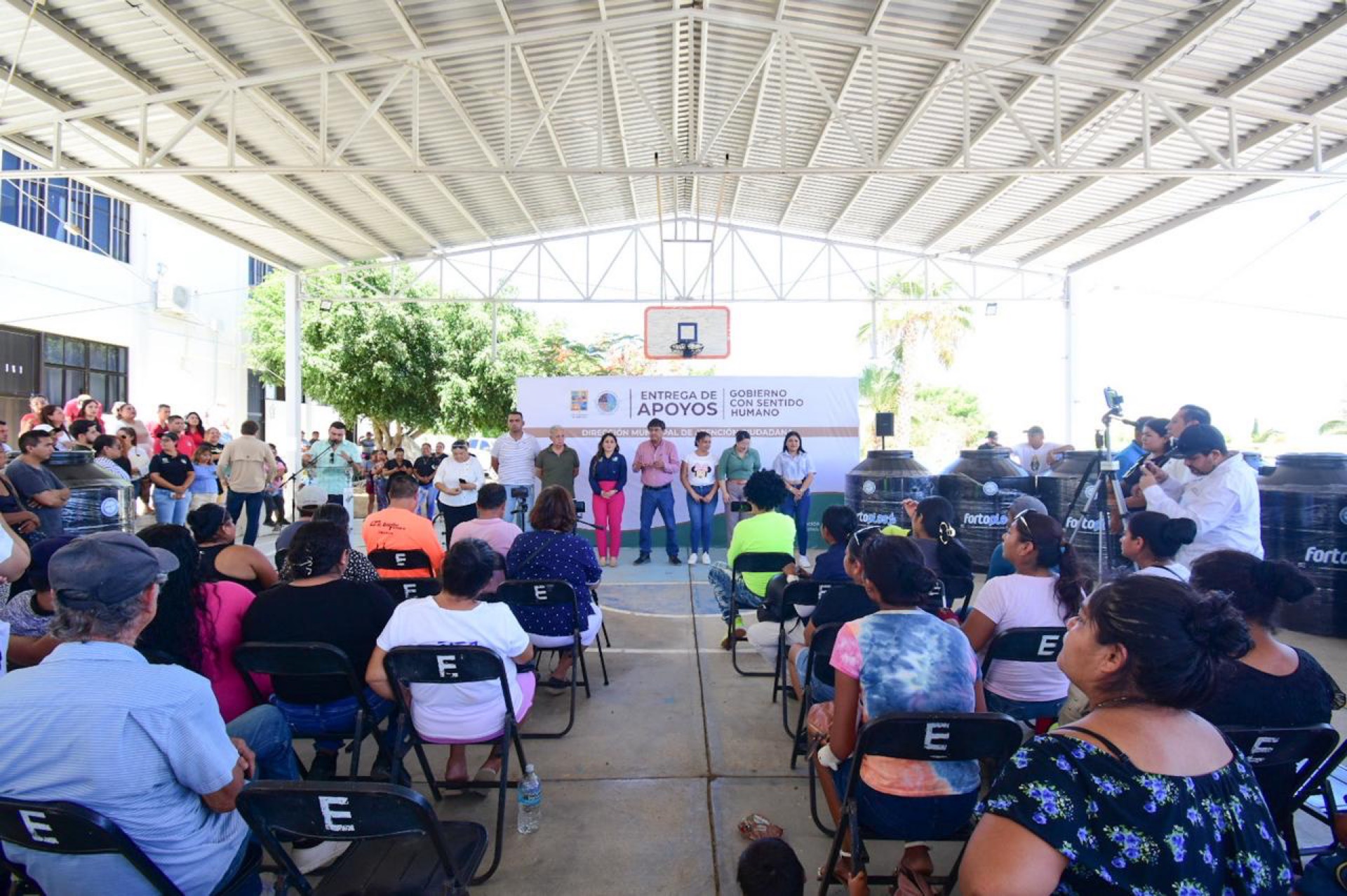 Entrega Oscar Leggs Castro apoyos a familias en la nueva Delegación de Cabo San Lucas
