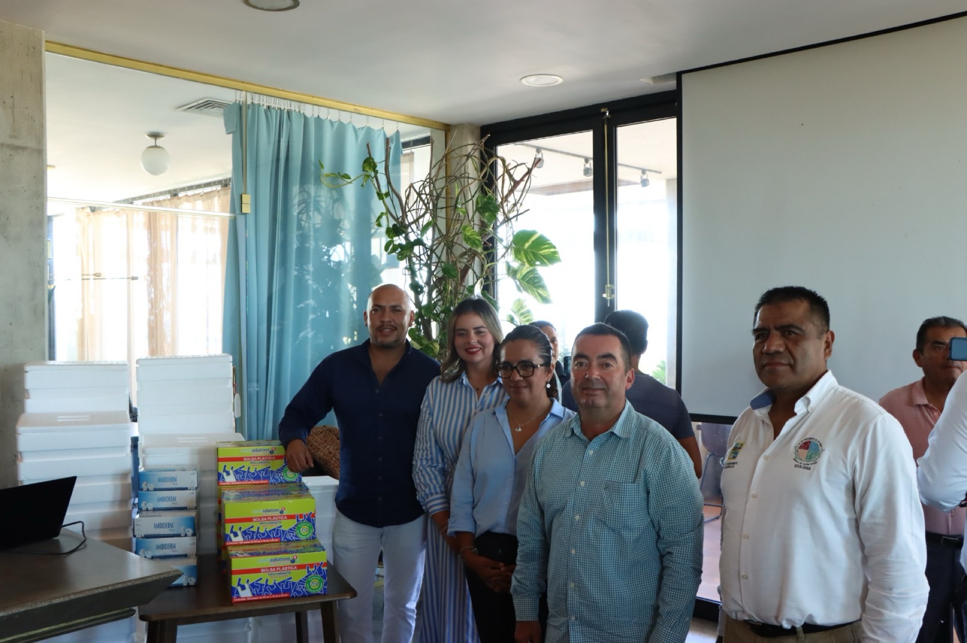 Recibe Dirección de Ecología y Medio Ambiente de Los Cabos, donación de 50 hieleras por parte de la empresa Pez Gato para transportar huevos de tortuga marina