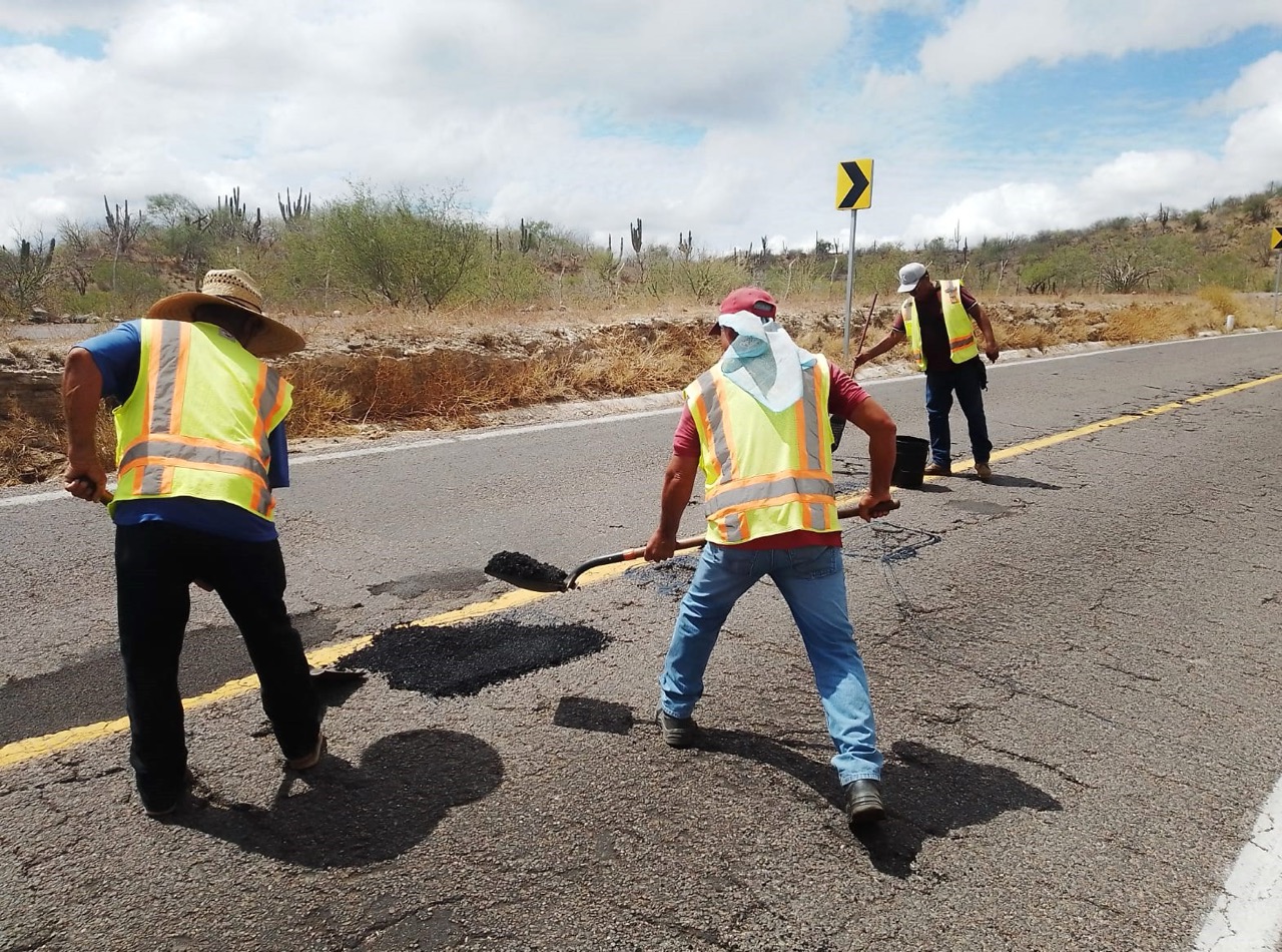 INICIA GOBIERNO DE BCS BACHEO SOBRE LA CARRETERA TRANSPENINSULAR