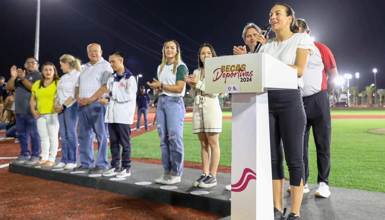 Entrega Alcaldesa Milena Quiroga 200 becas a deportistas destacados de La Paz