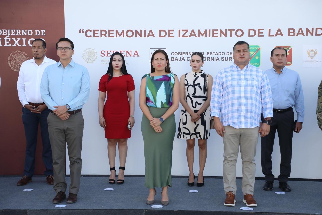 Celebran Gobiernos Municipal y Estatal ceremonia cívica de honores a la bandera