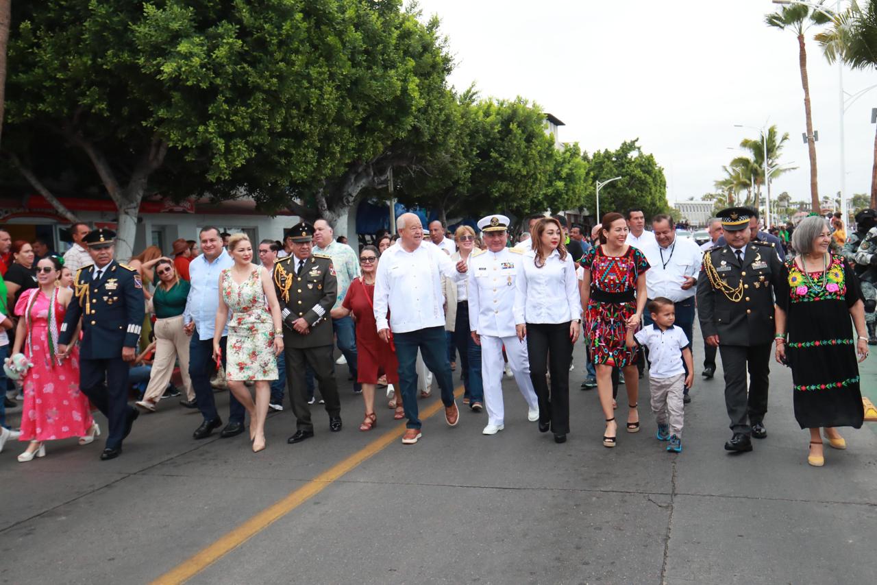 ENCABEZA VÍCTOR MANUEL CASTRO COSÍO DESFILE CÍVICO-MILITAR CONMEMORATIVO AL 16 DE SEPTIEMBRE