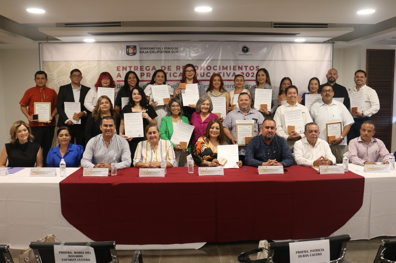 ENTREGAN RECONOCIMIENTOS Y MEDALLAS A 20 DOCENTES DE BCS POR SU PRÁCTICA EDUCATIVA