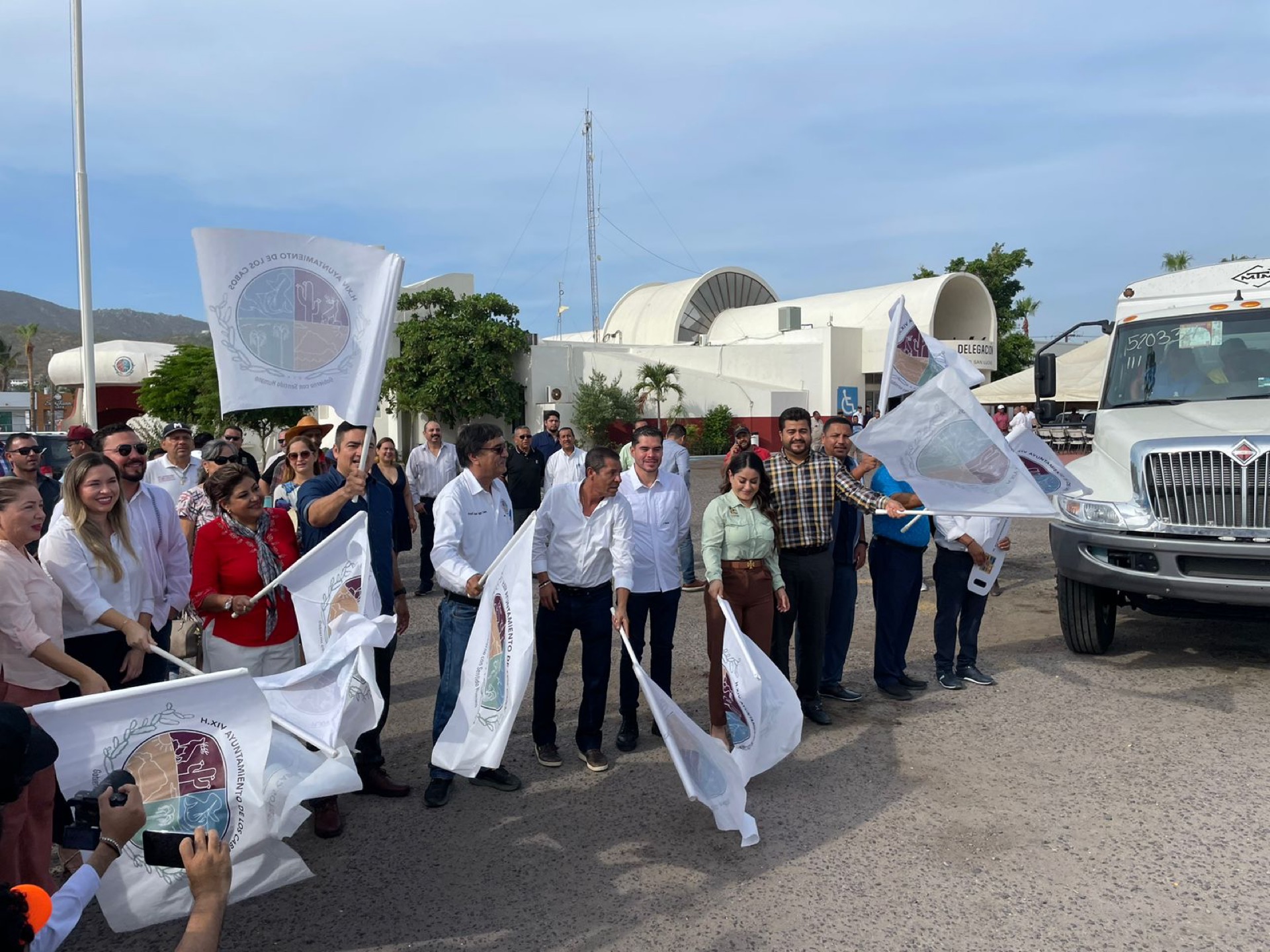 Entrega Oscar Leggs Castro 15 nuevos camiones recolectores de basura a personal de servicios públicos de Los Cabos