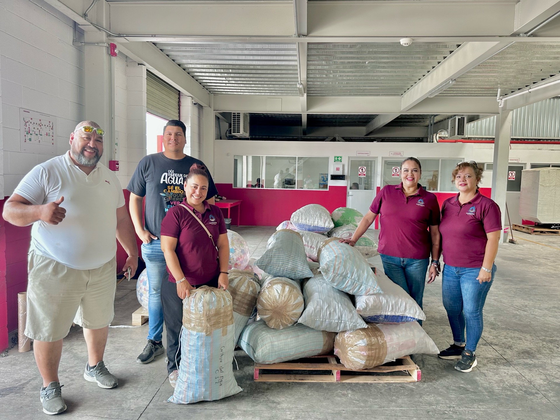 Oomsapas Los Cabos recolecta y entrega 14 costales con tapas de plástico a la asociación Banco de Tapitas A.C; que recauda fondos para atender el cáncer en niñas y niños que lo necesitan