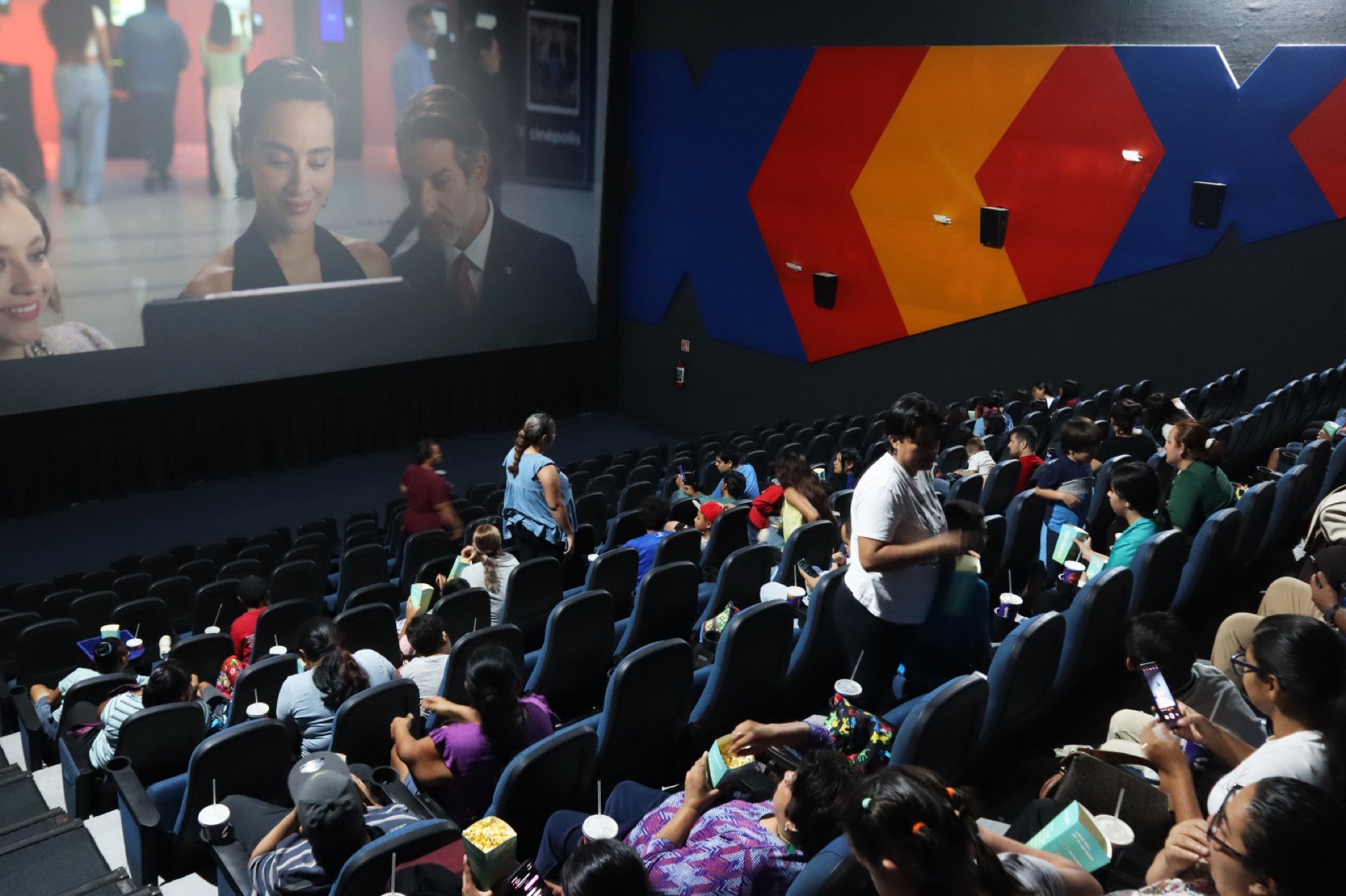 Niñas y niños del SMDIF Los Cabos, disfrutan de manera gratuita de función de cine, palomitas y bebidas que generosamente ofreció el corporativo Cinépolis