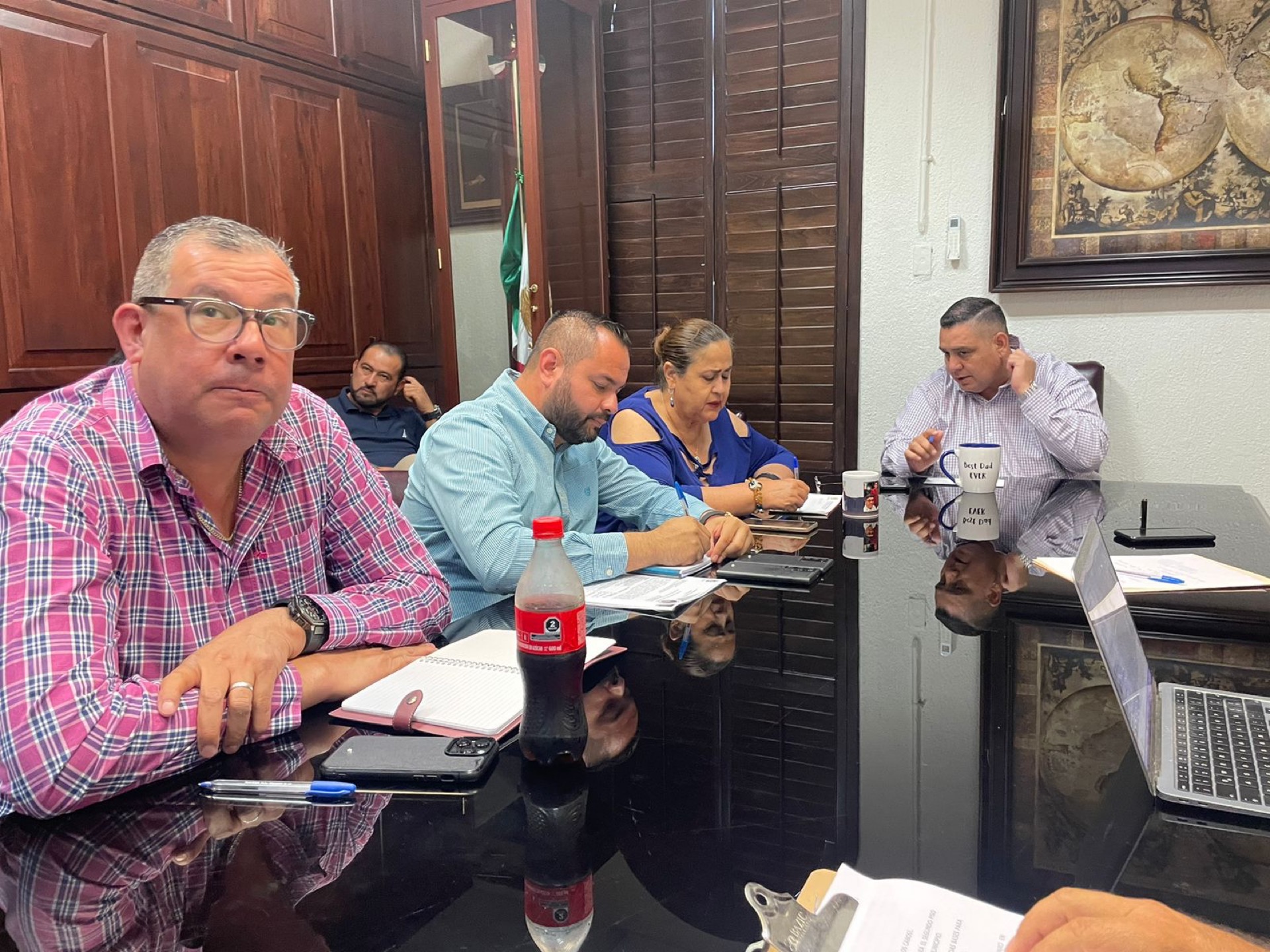 Funcionarios del Ayuntamiento de Los Cabos, ultiman detalles para el Tercer Informe de Gobierno Municipal a celebrarse este lunes en la plaza Teniente José Antonio Mijares