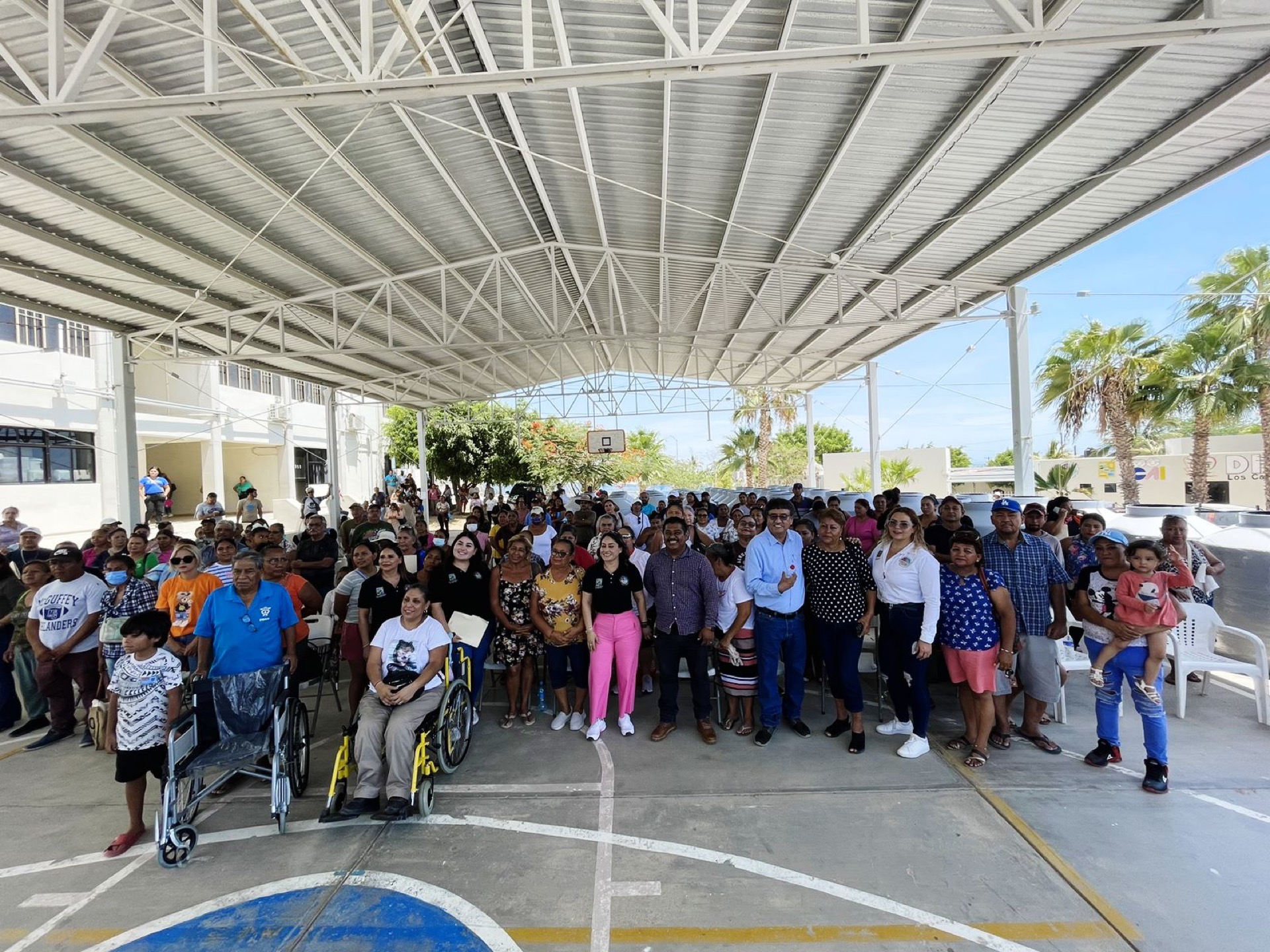 Entrega Oscar Leggs Castro apoyos asistenciales en la Delegación de Cabo San Lucas