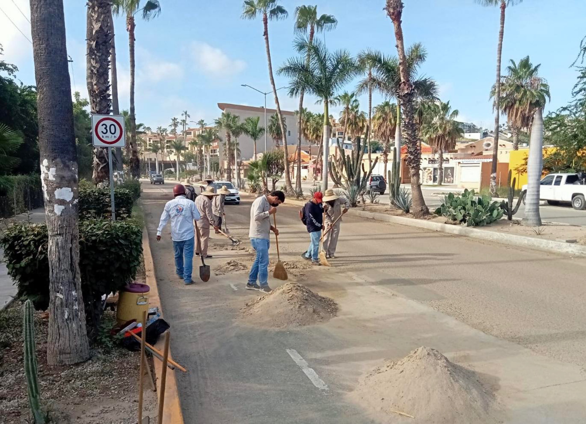 Intensifican esfuerzos para el desazolve y limpieza del Bulevar Antonio Mijares en San José del Cabo