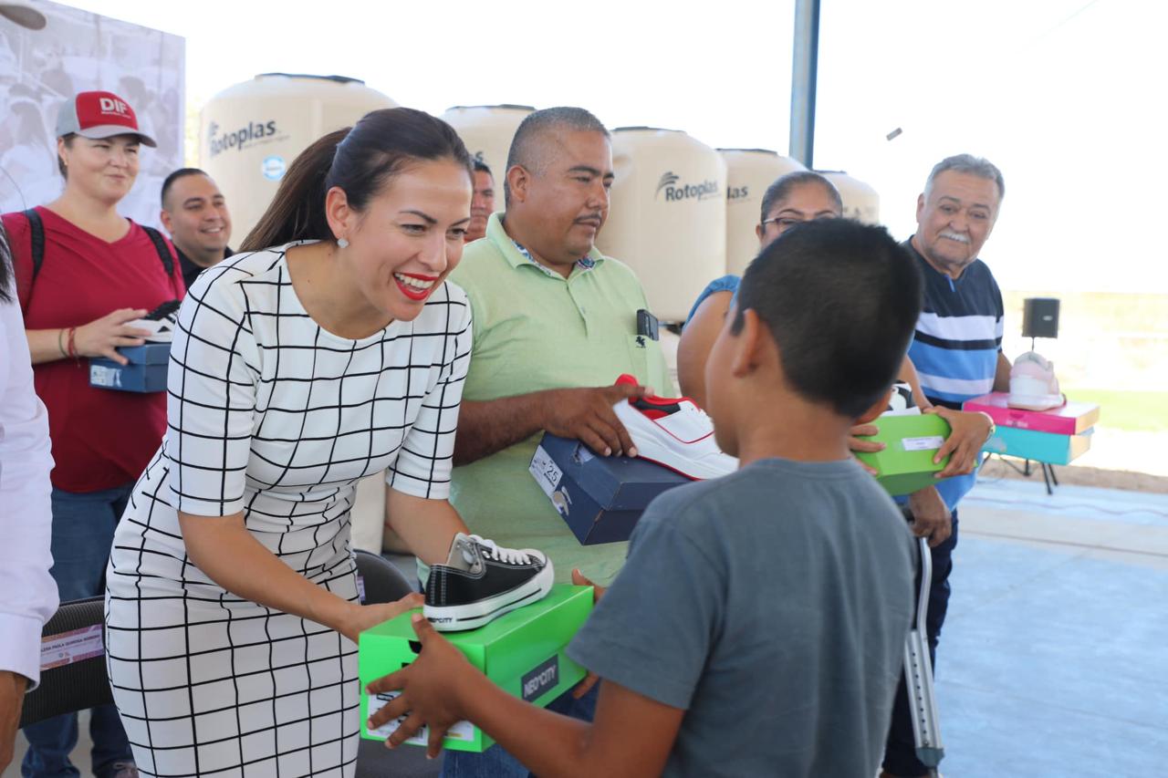 Entrega Alcaldesa de La Paz apoyos sociales a los habitantes de La Matanza