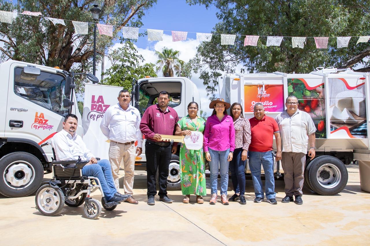 Entrega Milena Quiroga dos camiones recolectores de basura en San Antonio y El Carrizal