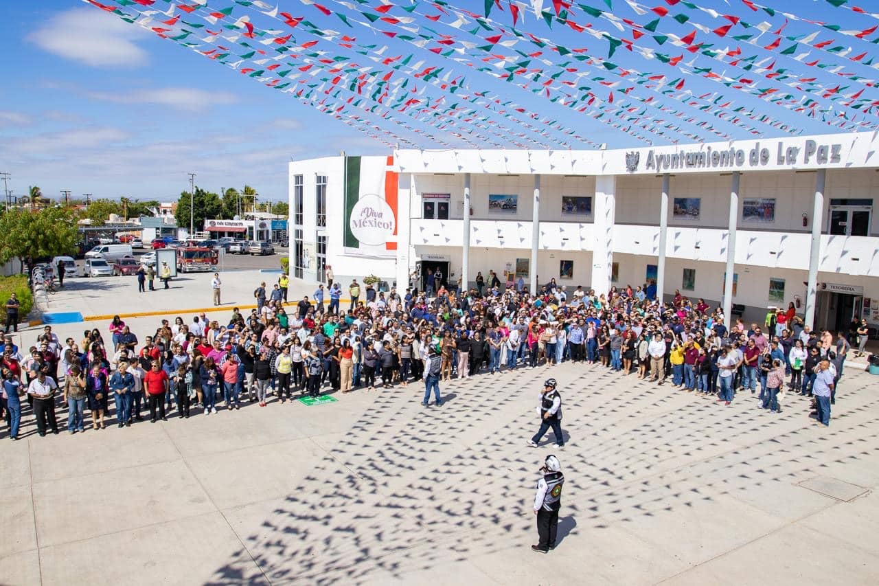 Más de 500 personas participan en simulacro de sismo realizado en el Palacio Municipal de La Paz