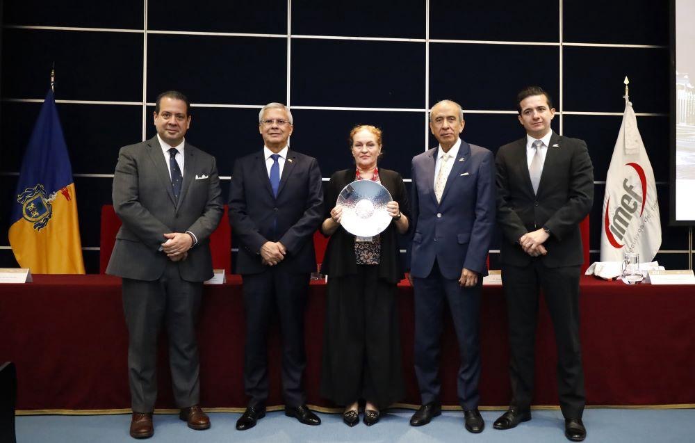 Académica de la UABCS recibe prestigioso premio internacional por su destacada contribución al desarrollo financiero global