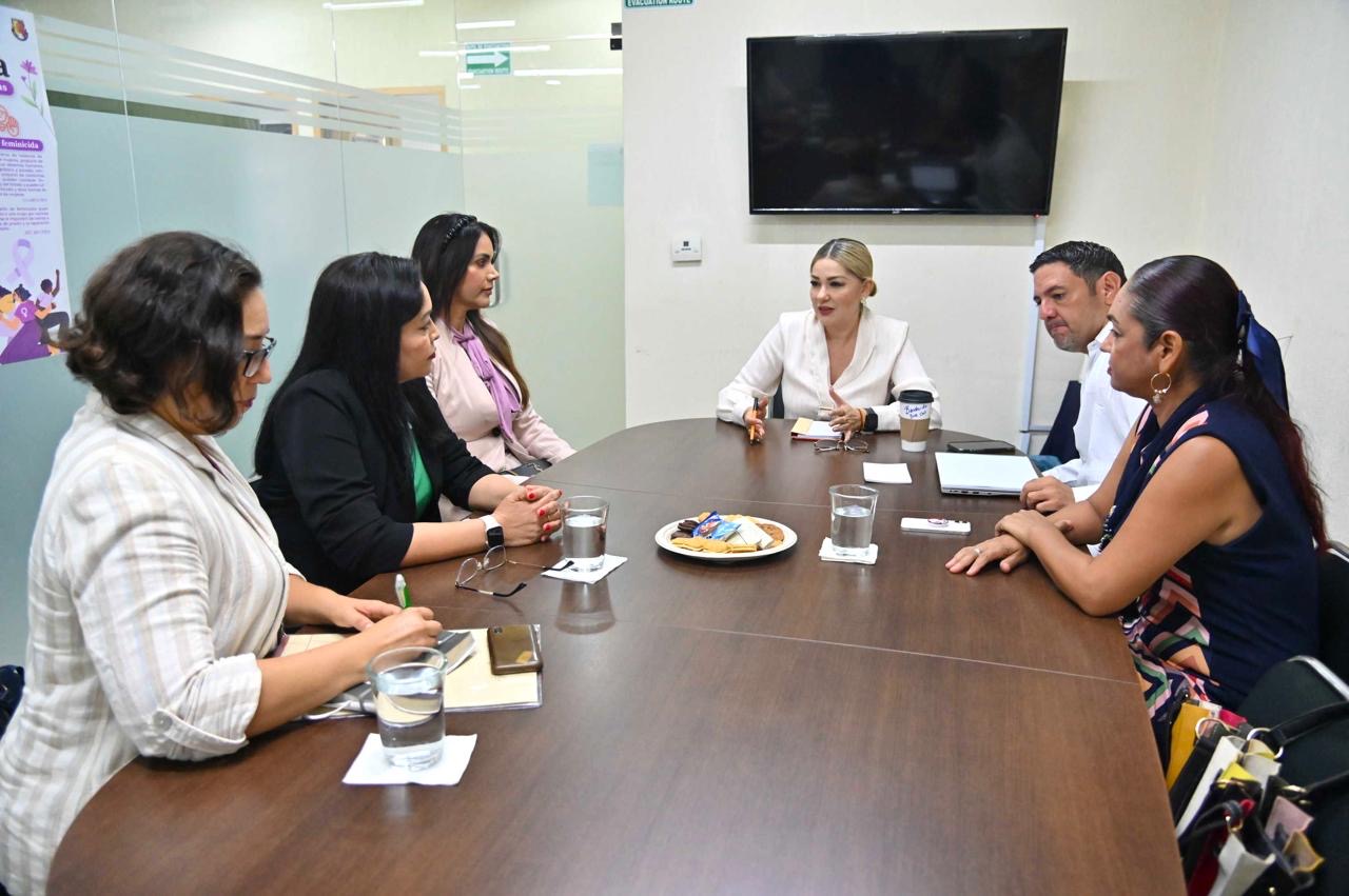 Acuerda diputada Karina Olivas agenda legislativa con Colegio de Abogados