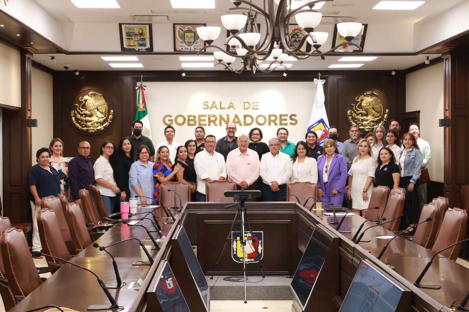 FIRMA GOBERNADOR VMCC CESIÓN DE DERECHOS DE LA FRECUENCIA 99.9 FM A LA UABCS