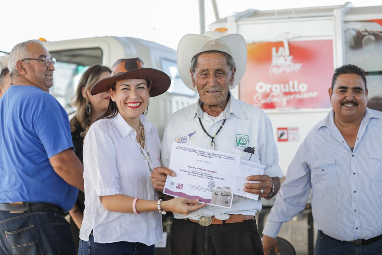 Milena Quiroga entrega un nuevo camión recolector de basura en Los Dolores