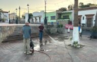 Unen esfuerzos para limpiar la plaza pública de Todos Santos