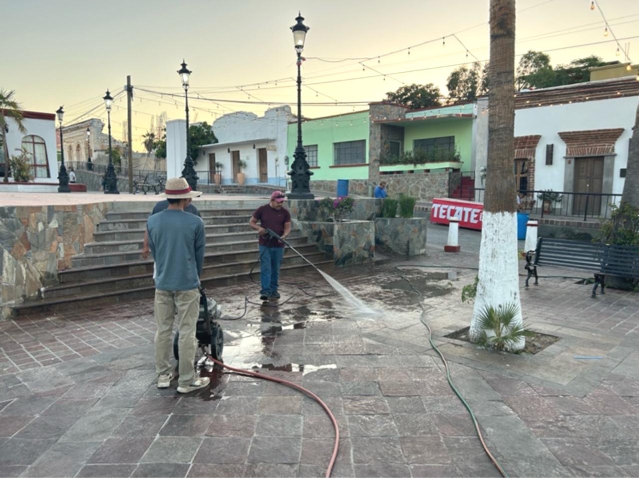 Unen esfuerzos para limpiar la plaza pública de Todos Santos