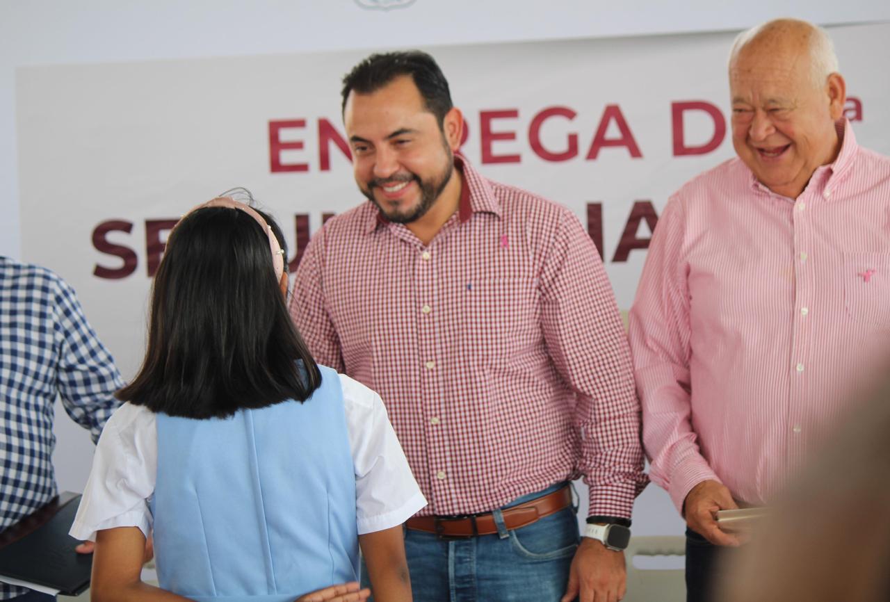 Autoridades estatales y municipales entregan la primera etapa de la secundaria general #8 de Lomas del Valle en CSL