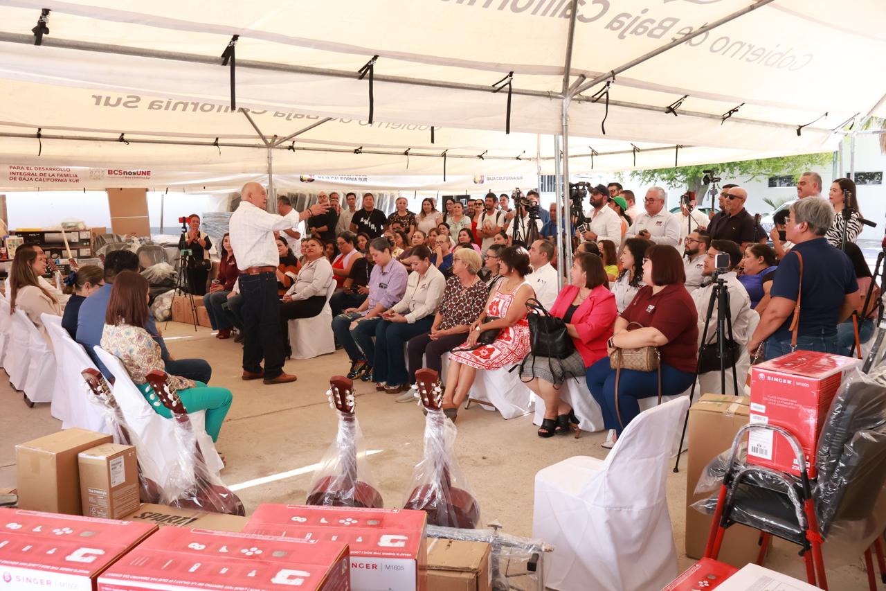 ENTREGA GOBIERNO DE BCS Y SEDIF EQUIPAMIENTO Y MATERIALES PARA CASAS DE DÍA