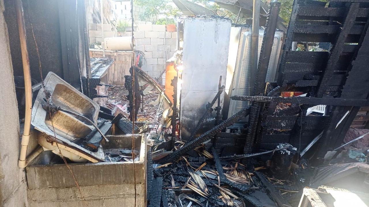 Atienden Bomberos incendio en la colonia Centro de La Paz