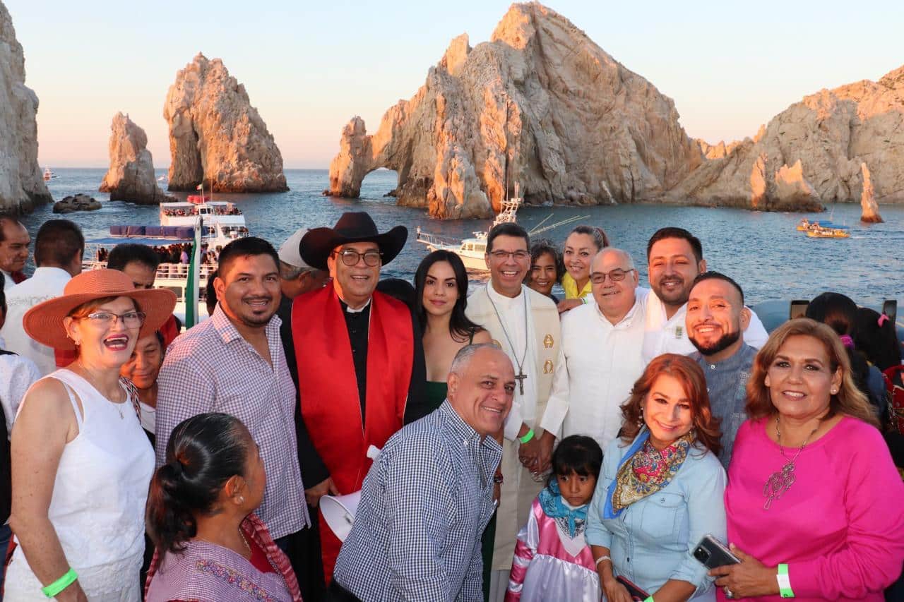 Con ceremonia religiosa y procesión hasta el simbólico Arco de Cabo San Lucas, rinden homenaje a San Lucas Evangelista