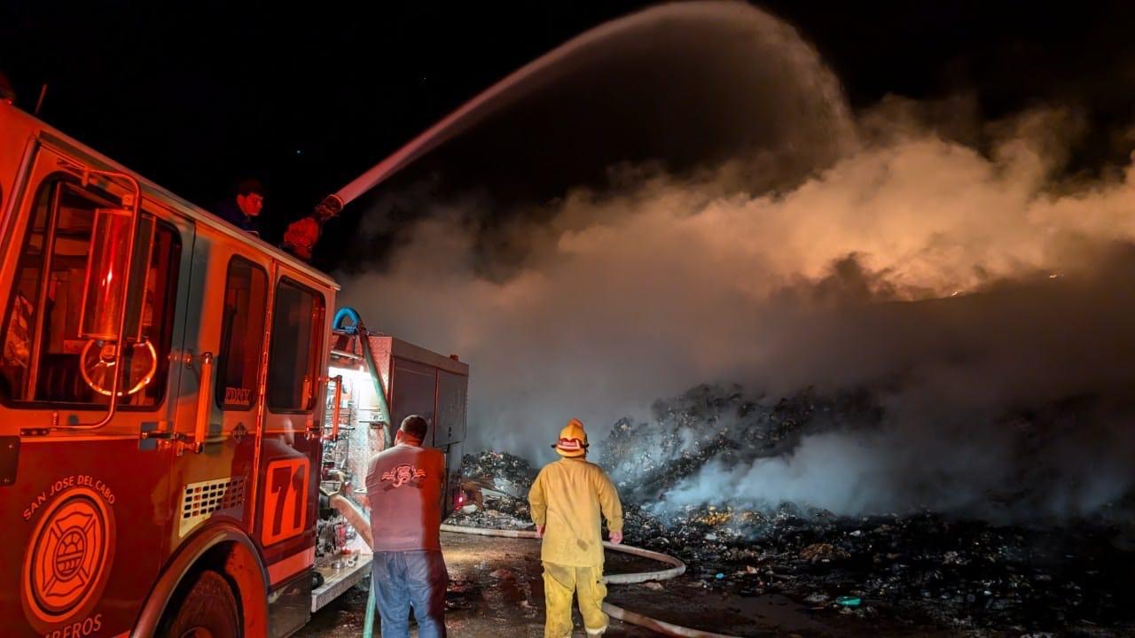 Continúa sofocación del incendio en basurero de Palo Escopeta