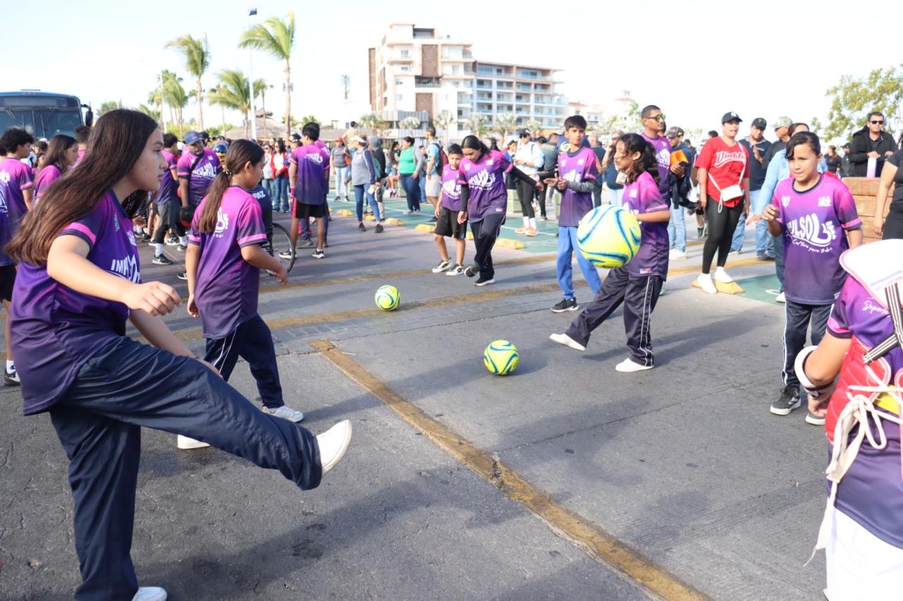 Participan 400 deportistas paceños en el Desfile del 20 de Noviembre