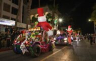 Más de 10 mil personas asisten al desfile navideño en el malecón de La Paz