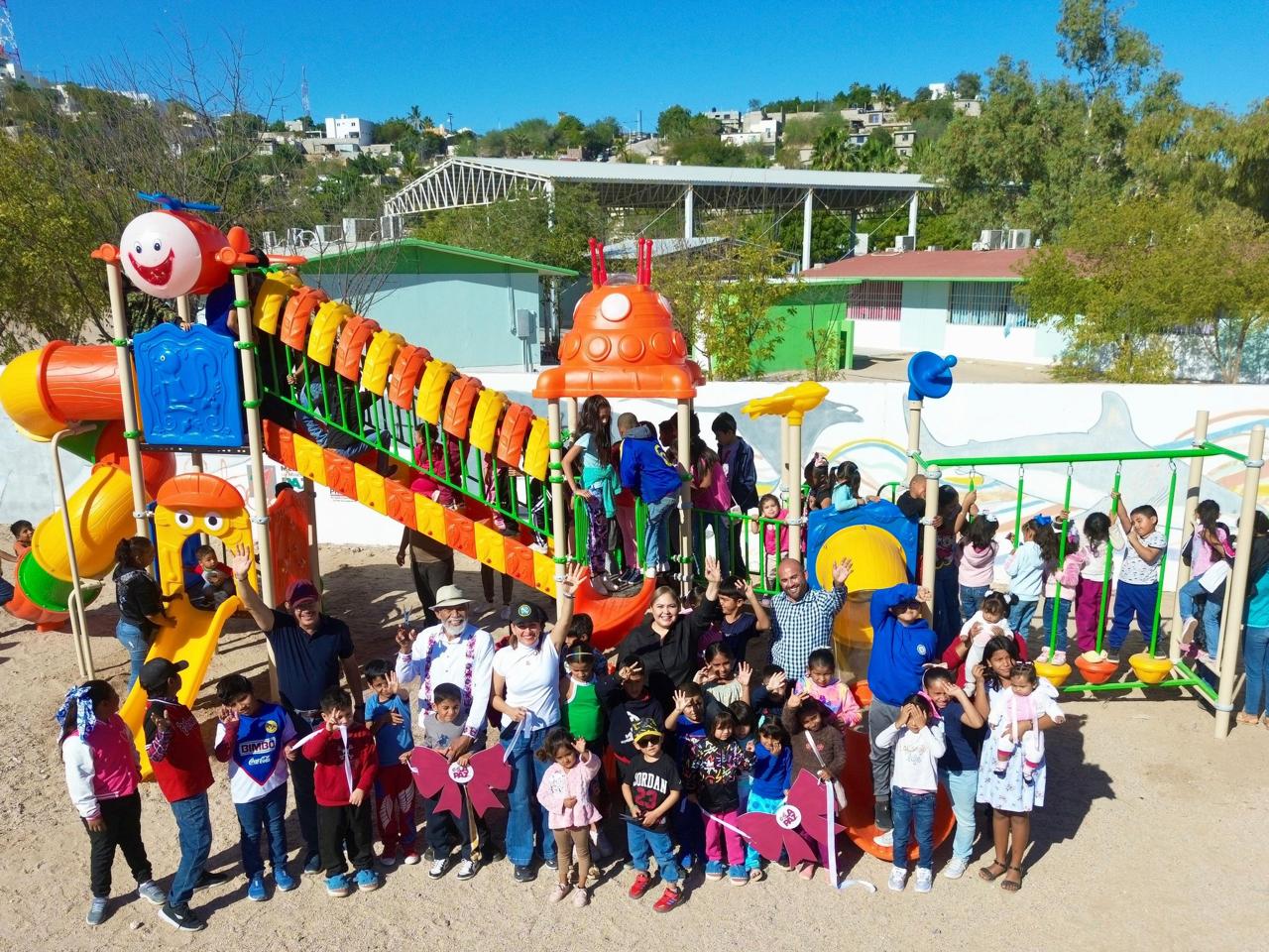 Milena Quiroga entrega juegos infantiles en cinco colonias de La Paz