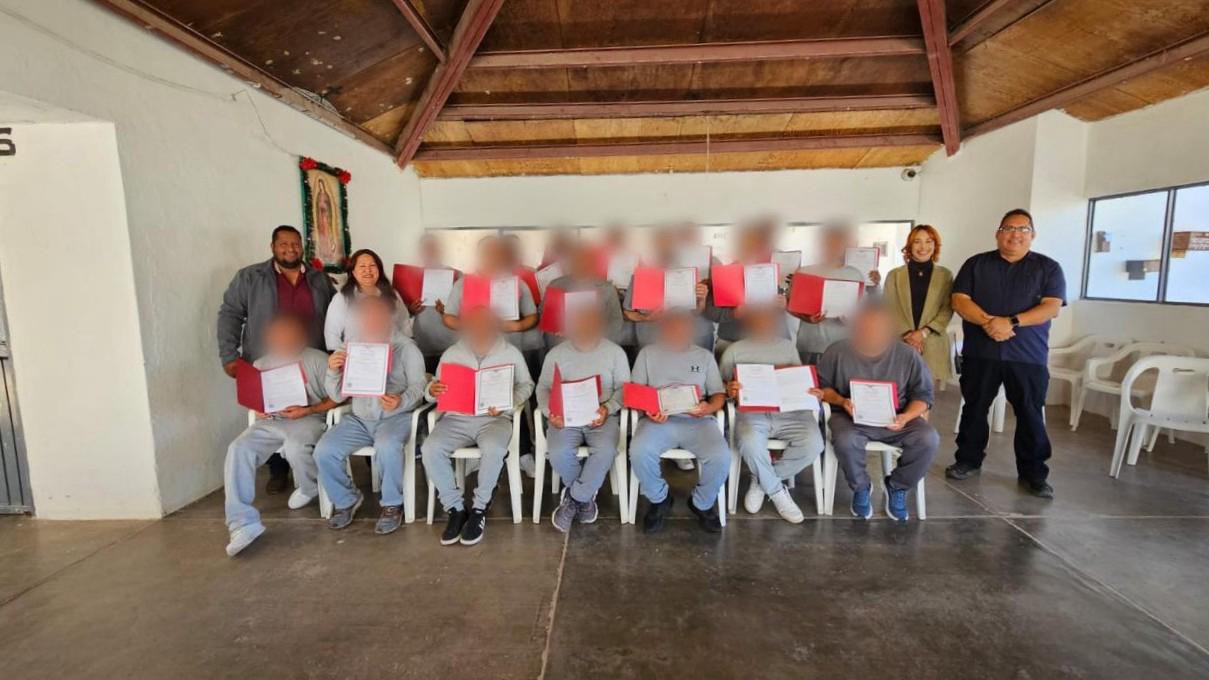Entregan certificados de preparatoria en el Centro Penitenciario de Comondú