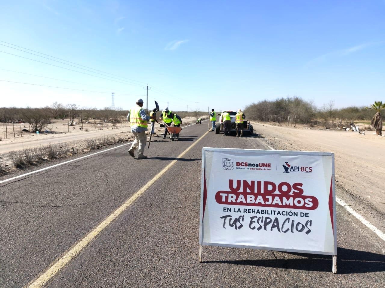 API-BCS atiende bacheo en la carretera Ciudad Constitución-Puerto San Carlos