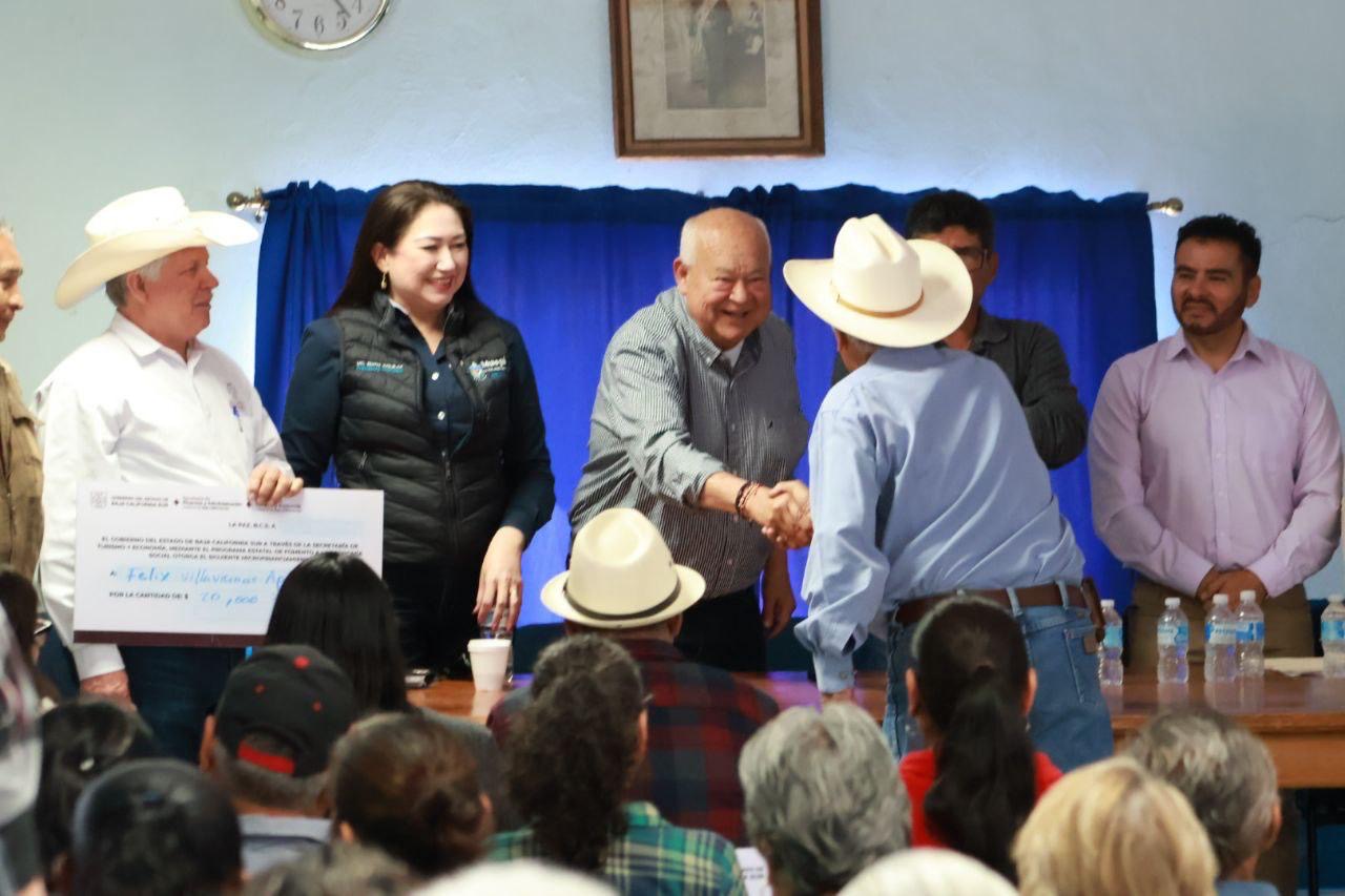 El gobernador Víctor Castro beneficia con más apoyos a productores de Mulegé