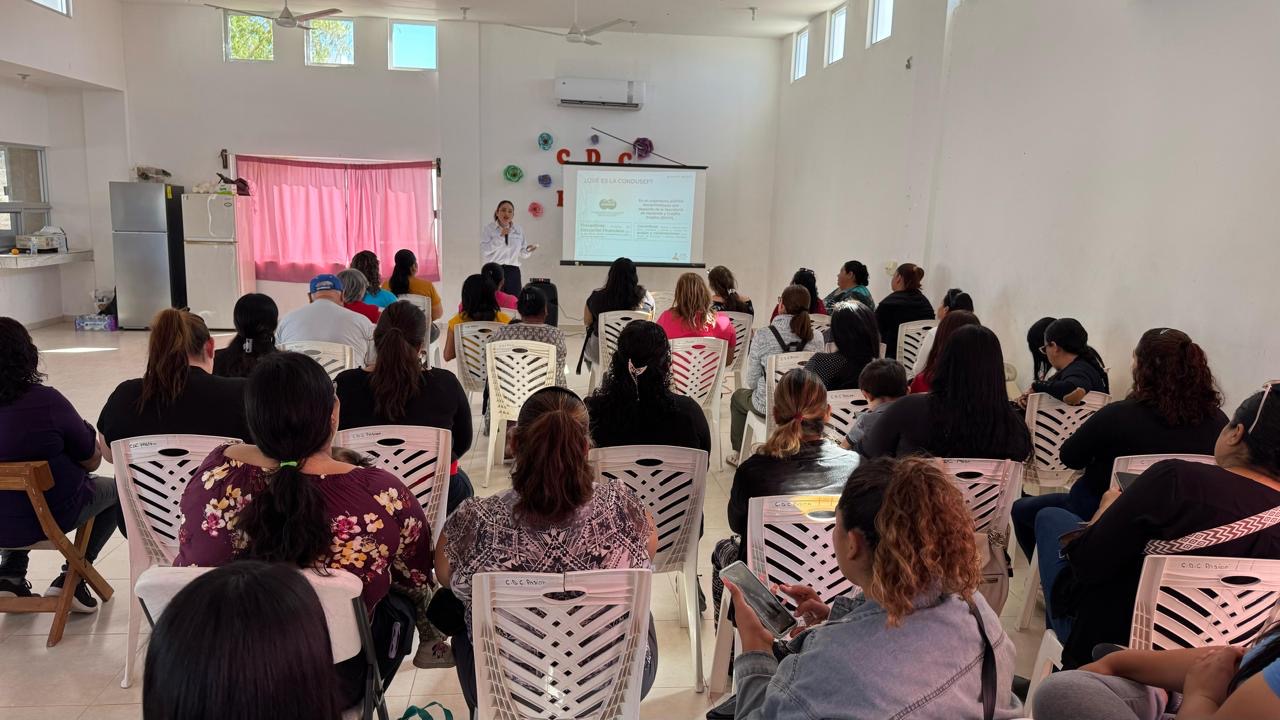 Más de 200 mujeres reciben capacitación en educación financiera en La Paz