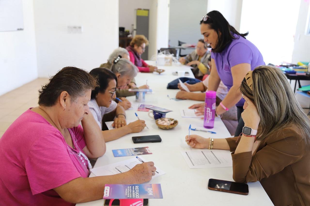 Mujeres de la tercera edad reciben plática sobre violencia de género