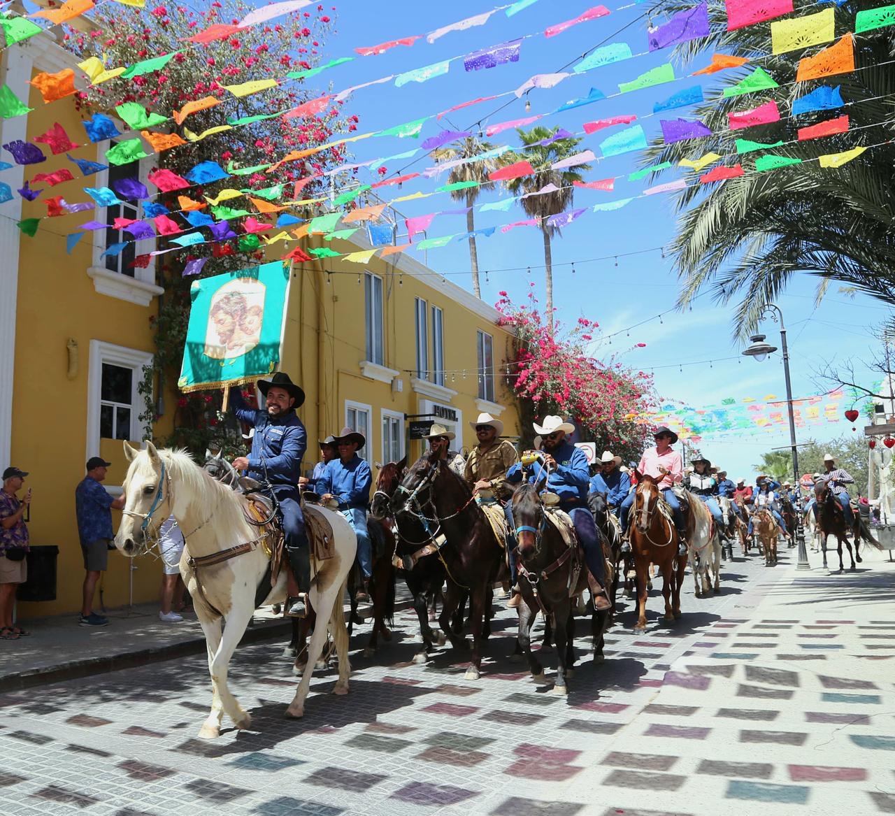 Encabeza alcalde Christian Agúndez cabalgata de las Fiestas Tradicionales San José del Cabo 2025